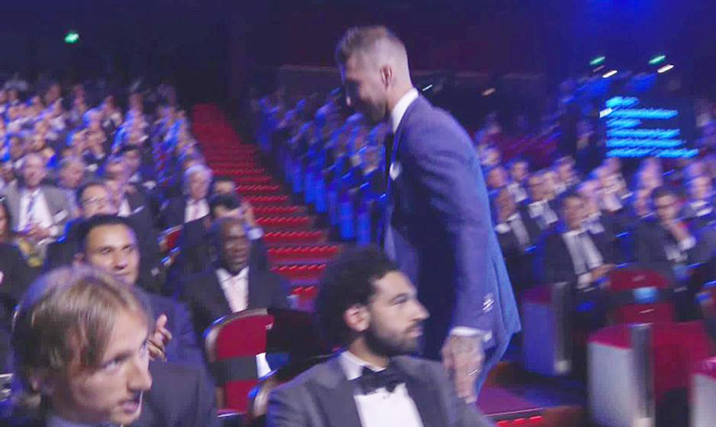 Video Ramos chạm vai Salah