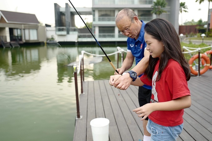 Cô bé được HLV Park Hang Seo dạy câu cá là ai?