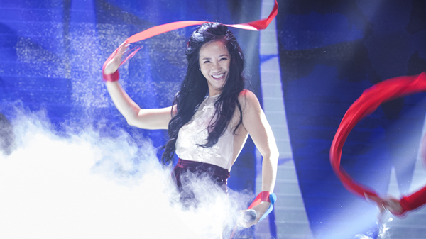 U50 Hồng Nhung mặc áo yếm, hở toàn bộ lưng trần hát 'Bùa yêu'