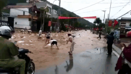 Lũ cuốn phăng siêu thị, bất lực nhìn hàng hóa trôi trong dòng nước xiết