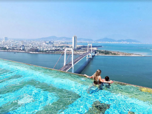 Bể bơi dát vàng 24K lớn nhất thế giới ở Đà Nẵng