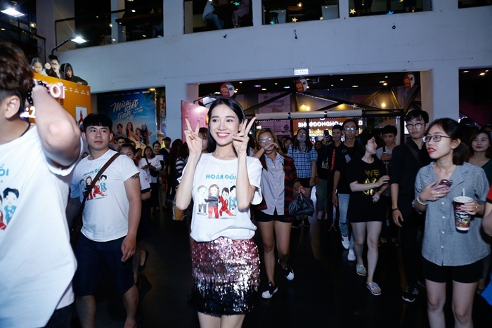 Nhã Phương một mình đi quảng cáo phim sau lễ đính hôn