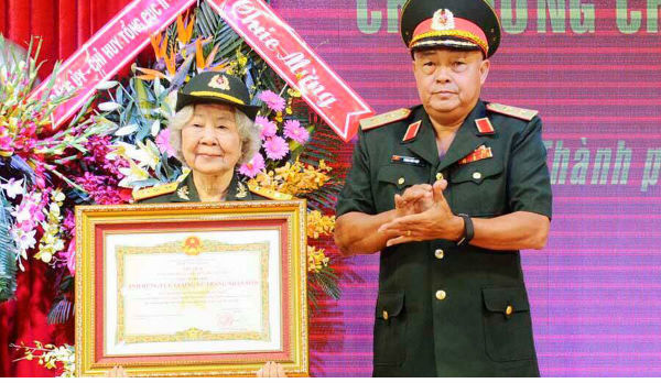 Nữ tình báo Nguyễn Thị Mỹ Nhung được phong tặng danh hiệu Anh hùng LLVTND