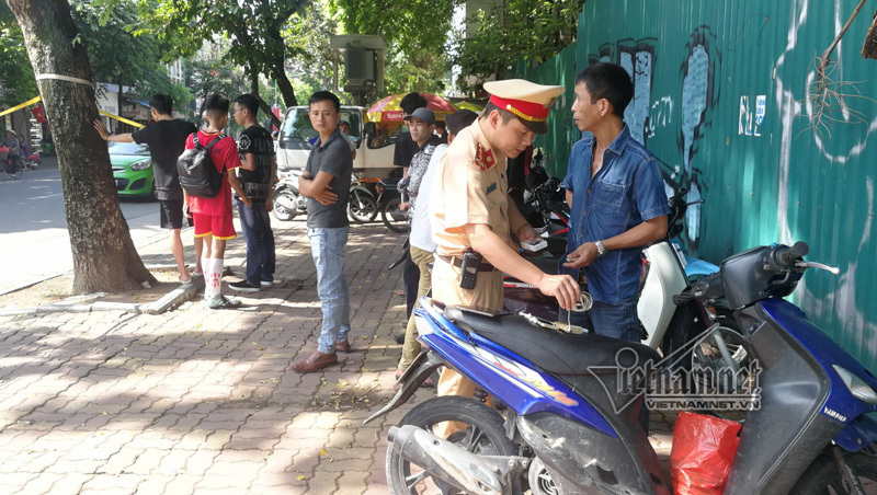 Dạo phố trên xe biển số quá lạ, nam thanh niên bị 141 'sờ gáy'
