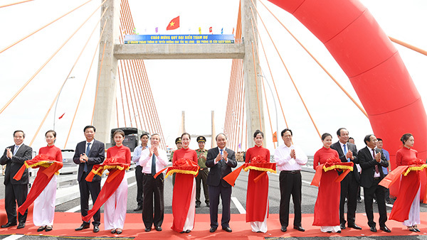 Thủ tướng cắt băng khánh thành cao tốc Hạ Long-Hải Phòng và cầu Bạch Đằng