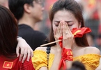 Nữ cổ động viên khóc ngất khi U23 Việt Nam vuột mất huy chương