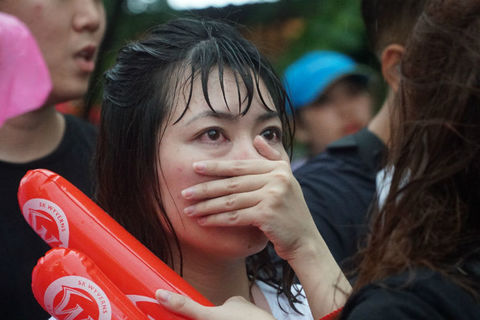 U23 thua, em gái Hà Nội, Sài Gòn khóc ngất