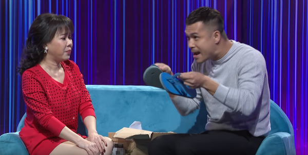 Việt Hương bất ngờ khi được Trương Thế Vinh tỏ tình bằng dép xỏ ngón