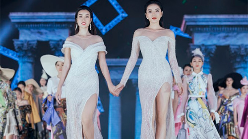 Đỗ Mỹ Linh nắm tay Kỳ Duyên catwalk ở Hoa hậu Việt Nam 2018
