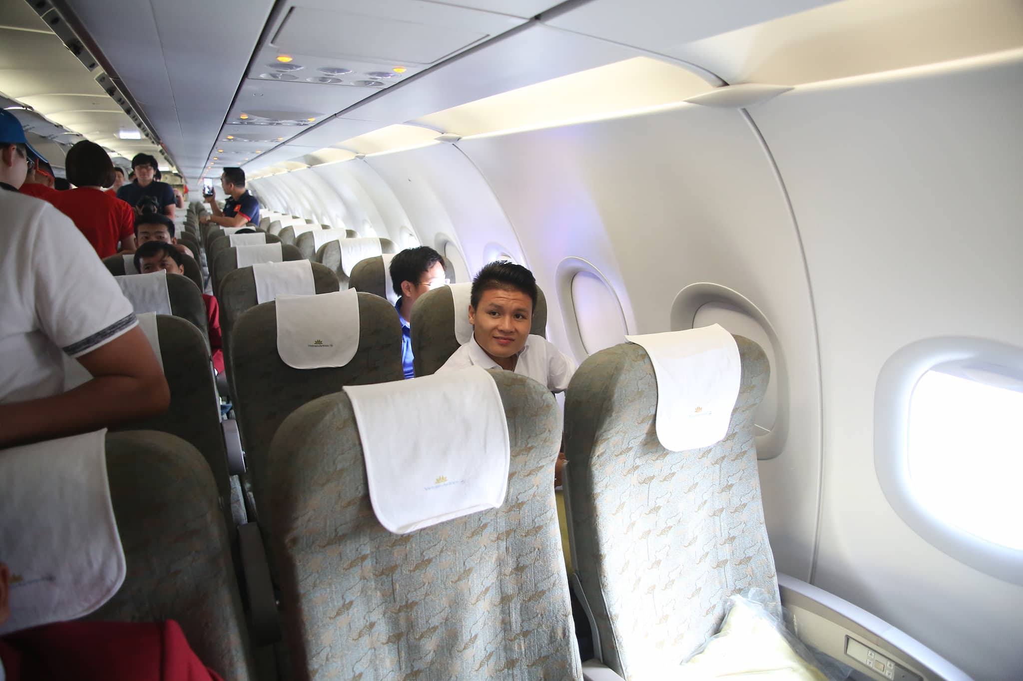 Công Phượng, Văn Quyết ký mỏi tay trước khi rời Indonesia