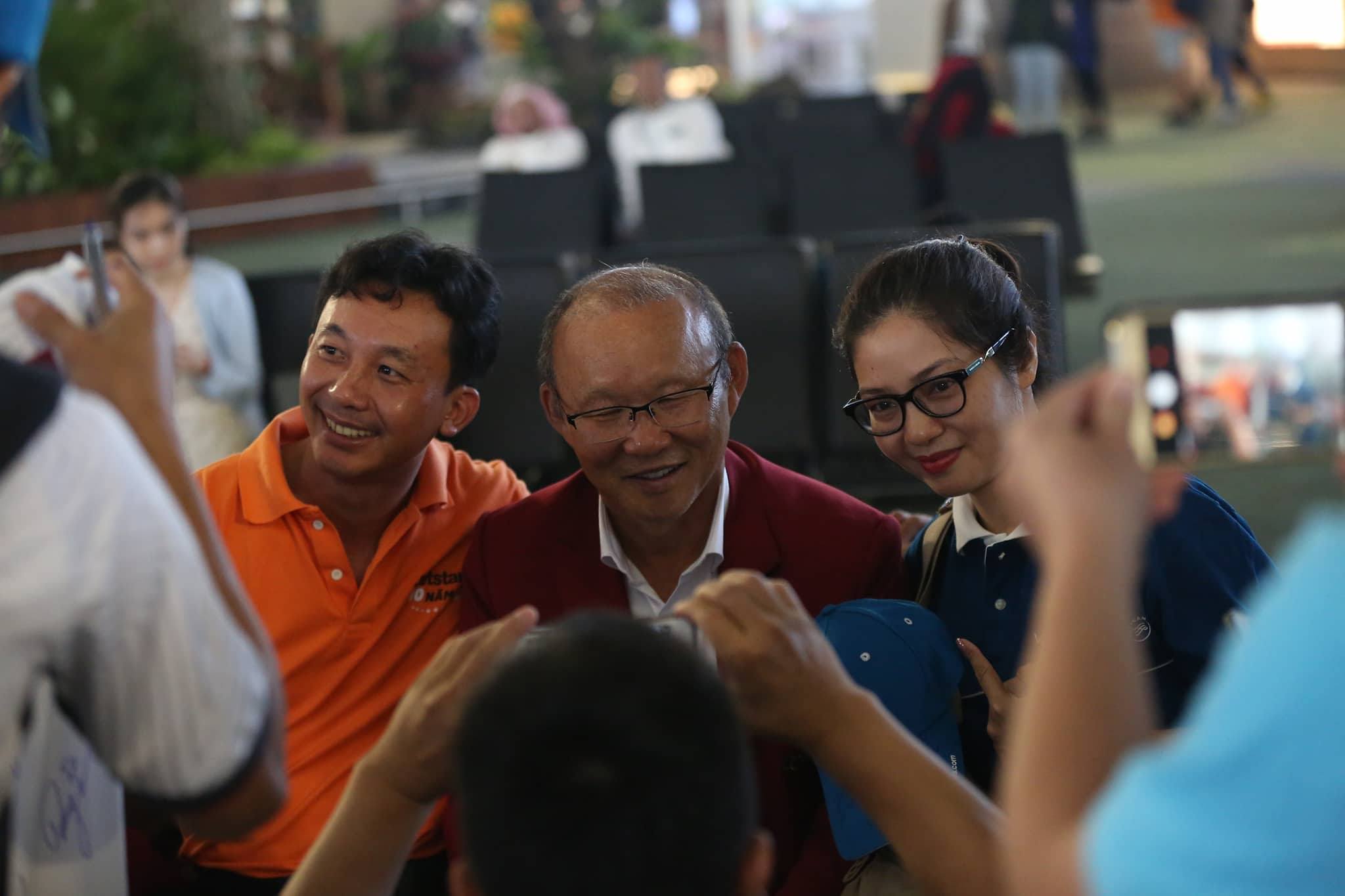 Công Phượng, Văn Quyết ký mỏi tay trước khi rời Indonesia