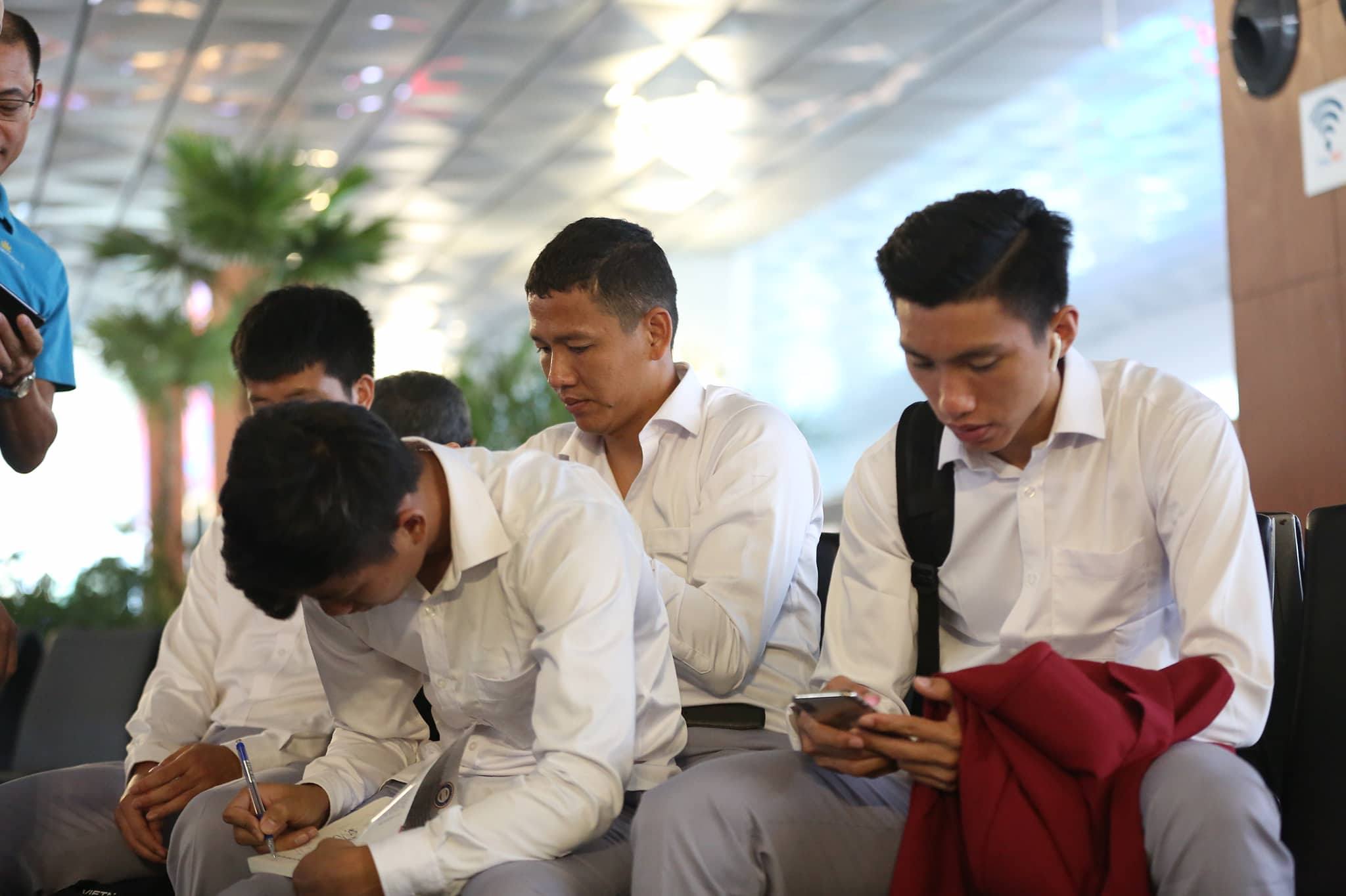 Công Phượng, Văn Quyết ký mỏi tay trước khi rời Indonesia