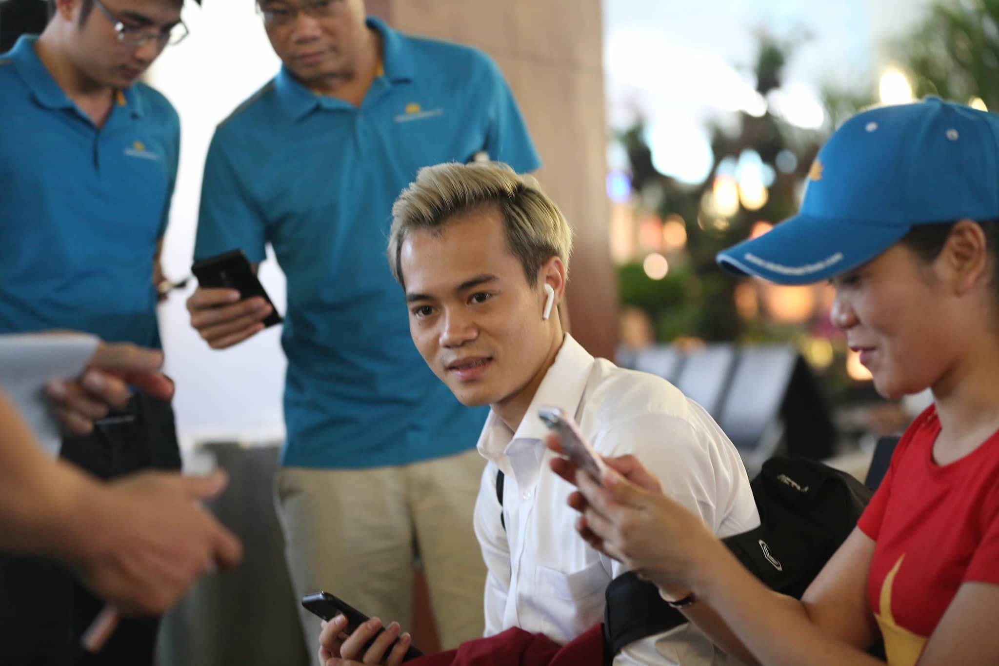 Công Phượng, Văn Quyết ký mỏi tay trước khi rời Indonesia