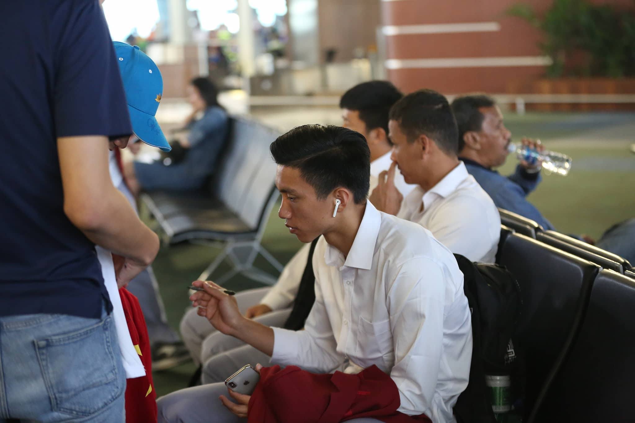 Công Phượng, Văn Quyết ký mỏi tay trước khi rời Indonesia