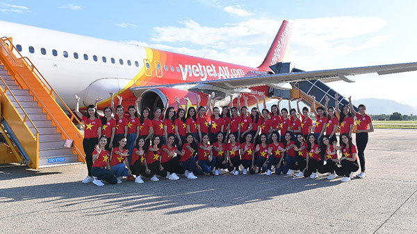 Thí sinh Hoa hậu rực sắc áo cờ sao trên tàu bay Vietjet