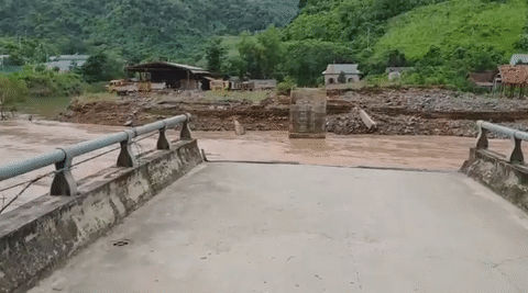 Lũ phá sập cầu chưa từng có: Lý giải của Phó giám đốc