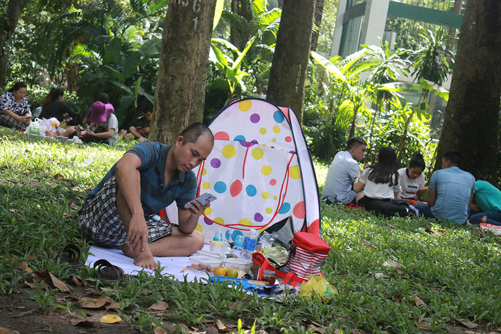 Người dân mắc võng, dựng lều la liệt trong Thảo Cầm Viên