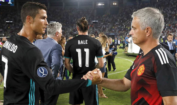 Mourinho yêu cầu sếp lớn MU không chiêu mộ Ronaldo