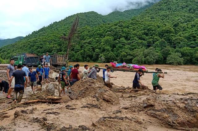 {title} Thanh Hóa: Lặng bước trong bùn cáng thi thể ra khỏi dòng lũ
