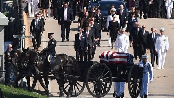 Thượng nghị sĩ John McCain an nghỉ cạnh bạn thân