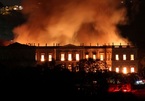 Cháy ngùn ngụt ở bảo tàng 200 năm tuổi của Brazil