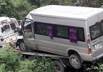 Xe tải 'cõng' xe khách lao xuống vực sâu, 2 người chết
