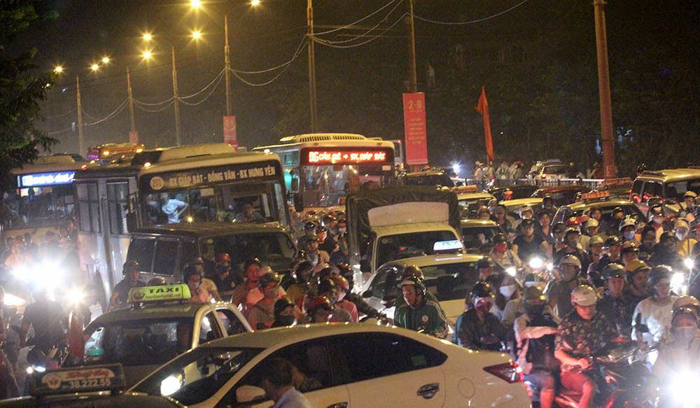 Biển người nhúc nhích đổ về, Hà Nội tắc mọi cửa ngõ
