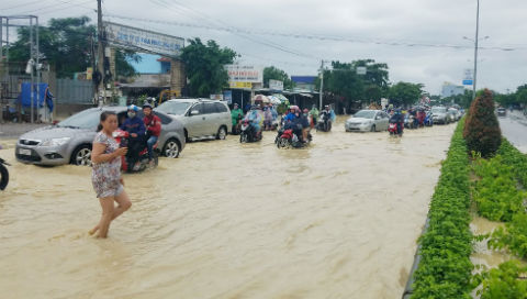 Chủ tịch phường tay không móc rác ở cống khi quốc lộ ngập trong biển nước