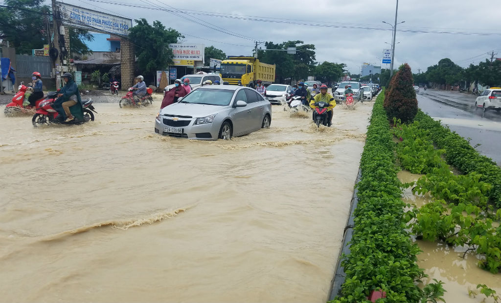 Chìm trong biển nước, QL 51 về Sài Gòn tắc cả chục km