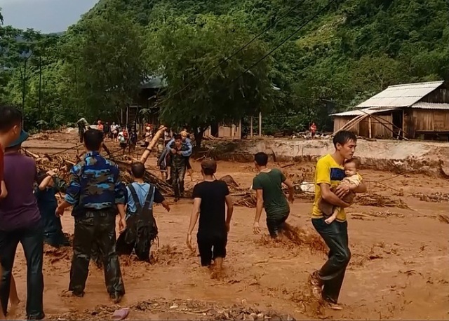 Thanh Hóa: Lũ cuốn phăng cả trăm nhà, dân bơ phờ đi ở tạm