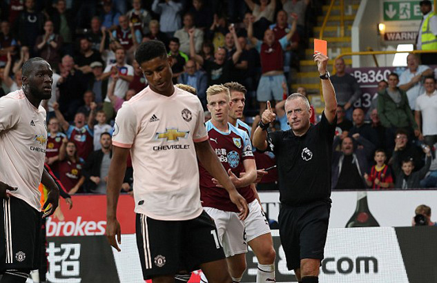 Rashford cáu giận đá tung cửa phòng thay đồ MU