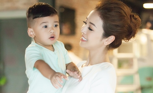 Jennifer Phạm khoe con trai út giống hệt chồng doanh nhân