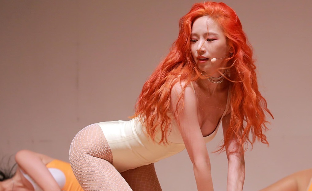 Nữ ca sĩ Kpop vừa ra mắt đã bị tẩy chay vì khoe thân phản cảm