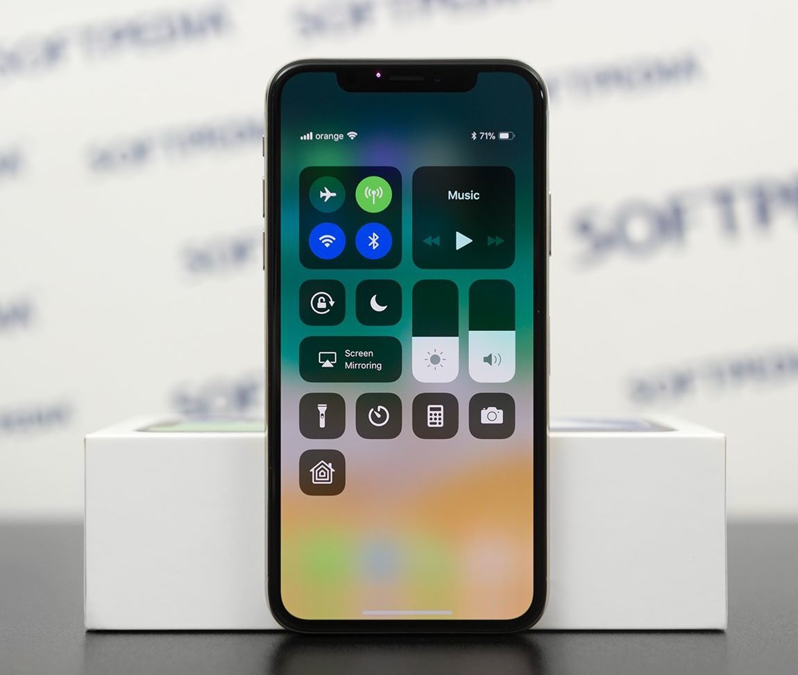 Nữ sinh làm hoãn cả chuyến bay vì nghịch iPhone