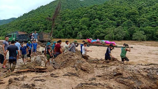 Hai thi thể phân hủy trôi trên sông sau lũ lớn ở Thanh Hóa