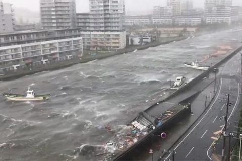 bão Jebi thổi bay xe tải trên cầu