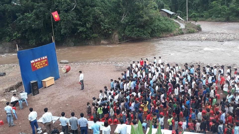 Học sinh Lai Châu khai giảng bên bờ suối