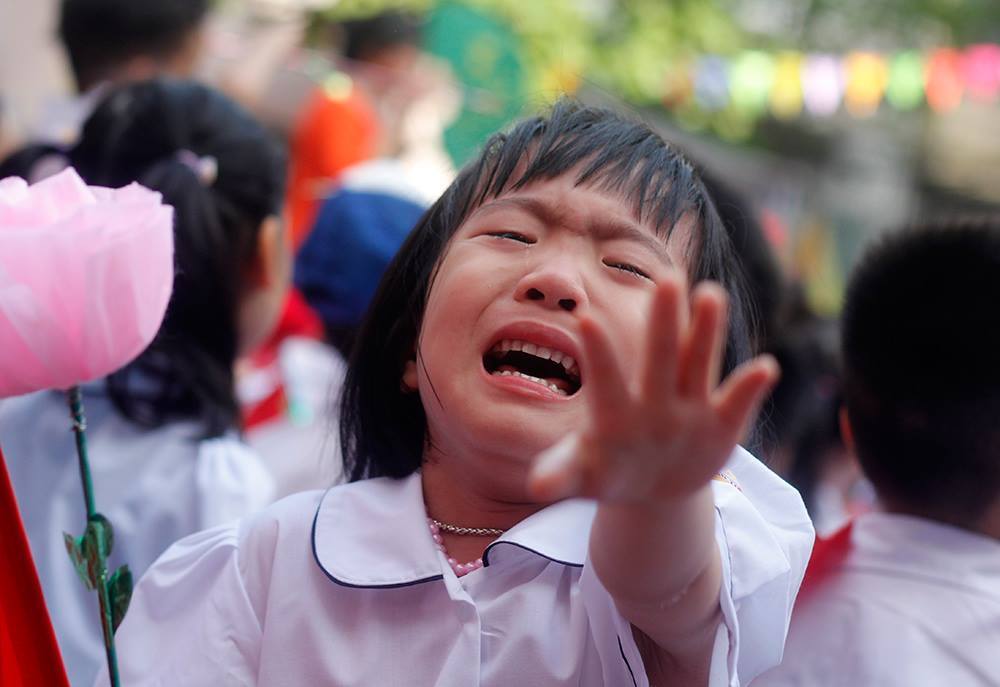Khoảnh khắc bỡ ngỡ của trẻ lớp 1 ngày khai trường
