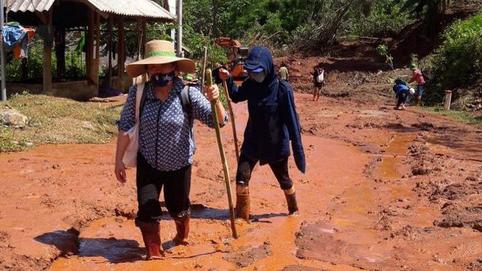 Thầy trò vùng tâm lũ Thanh Hóa lội bùn dự ngày khai giảng