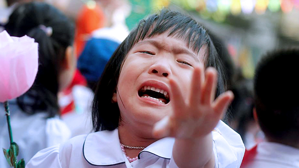 Khoảnh khắc bỡ ngỡ của trẻ lớp 1 ngày khai trường