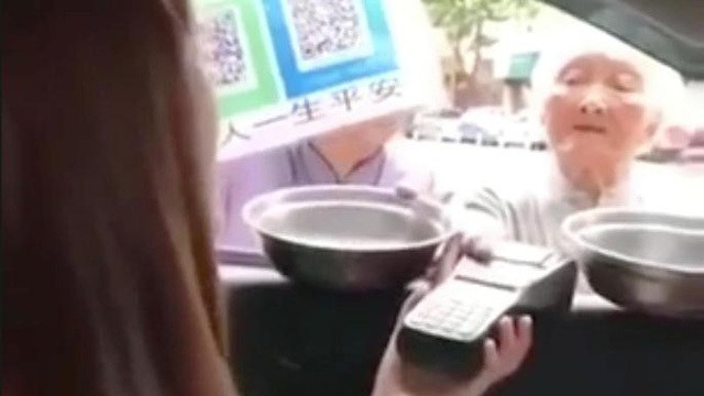Lão ăn mày bá đạo, chê tiền mặt chỉ nhận bố thí qua thẻ ATM