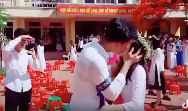 Nam sinh Hải Phòng tỏ tình với bạn gái cũ trong lễ khai giảng