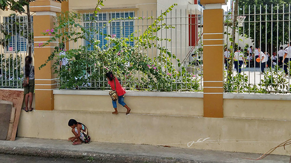 Xúc động bức ảnh 3 em nhỏ bên hàng rào trường học ngày khai giảng