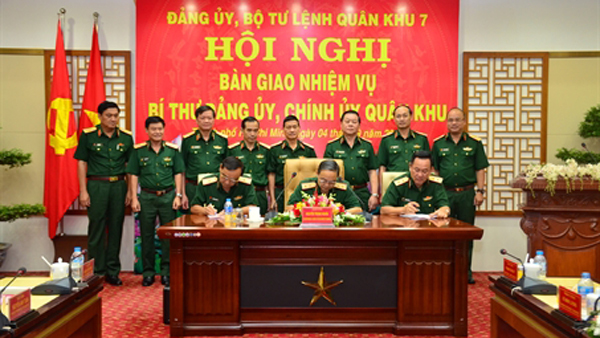 Bàn giao nhiệm vụ Bí thư Đảng ủy, Chính ủy Quân khu 7