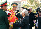 Tổng bí thư dâng hoa tại tượng đài Bác Hồ ở Moscow