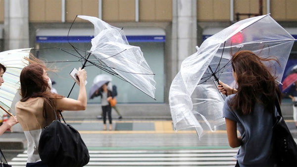 Xem chàng giao hàng 'đánh nhau' với siêu bão Jebi