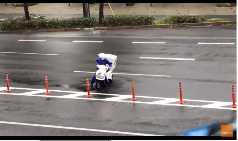 Xem nhân viên giao pizza chiến đấu với bão Jebi