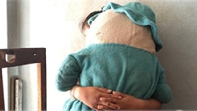 Bé gái 3 tuổi ở nhà một mình bị gã hàng xóm 57 tuổi hại đời