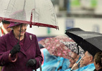 Tiết lộ thú vị về những chiếc ô sặc sỡ của Nữ hoàng Anh