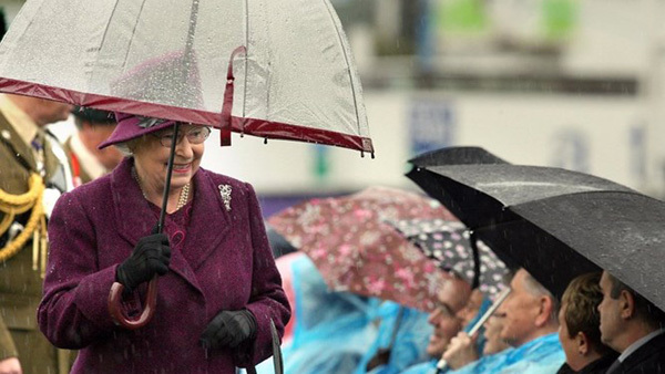 Tiết lộ thú vị về những chiếc ô sặc sỡ của Nữ hoàng Anh